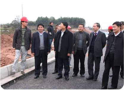 正公路領(lǐng)導(dǎo)視察沿石安裝現(xiàn)場